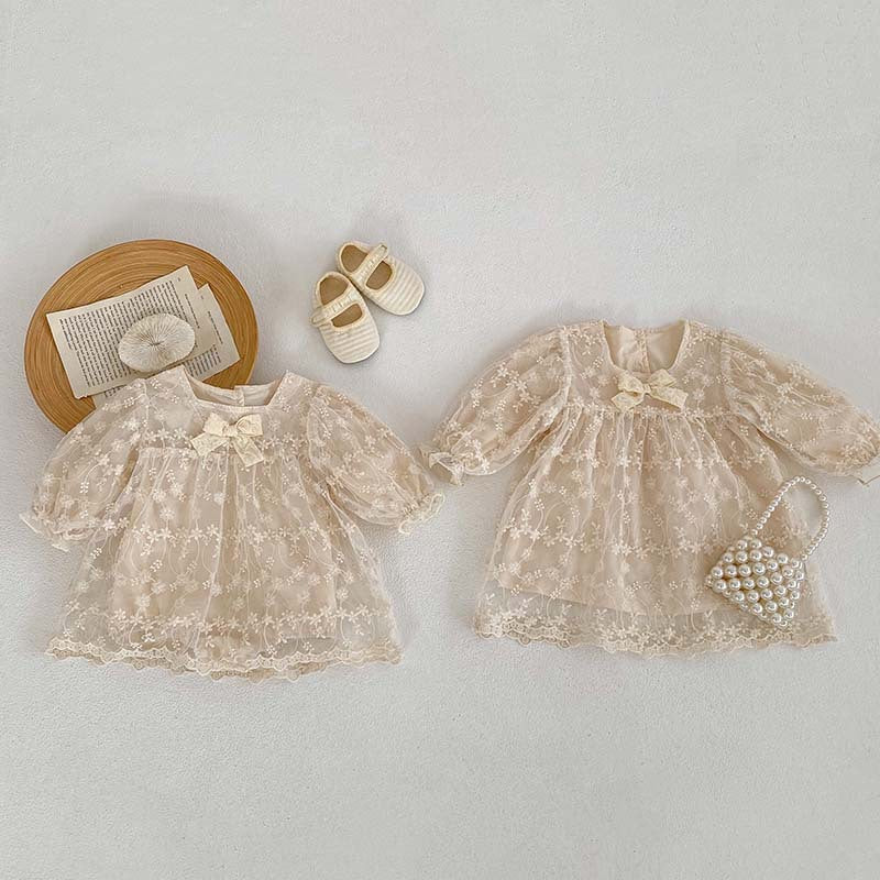 Vestido y mono con cuello cuadrado y diseño de parches de malla para niña