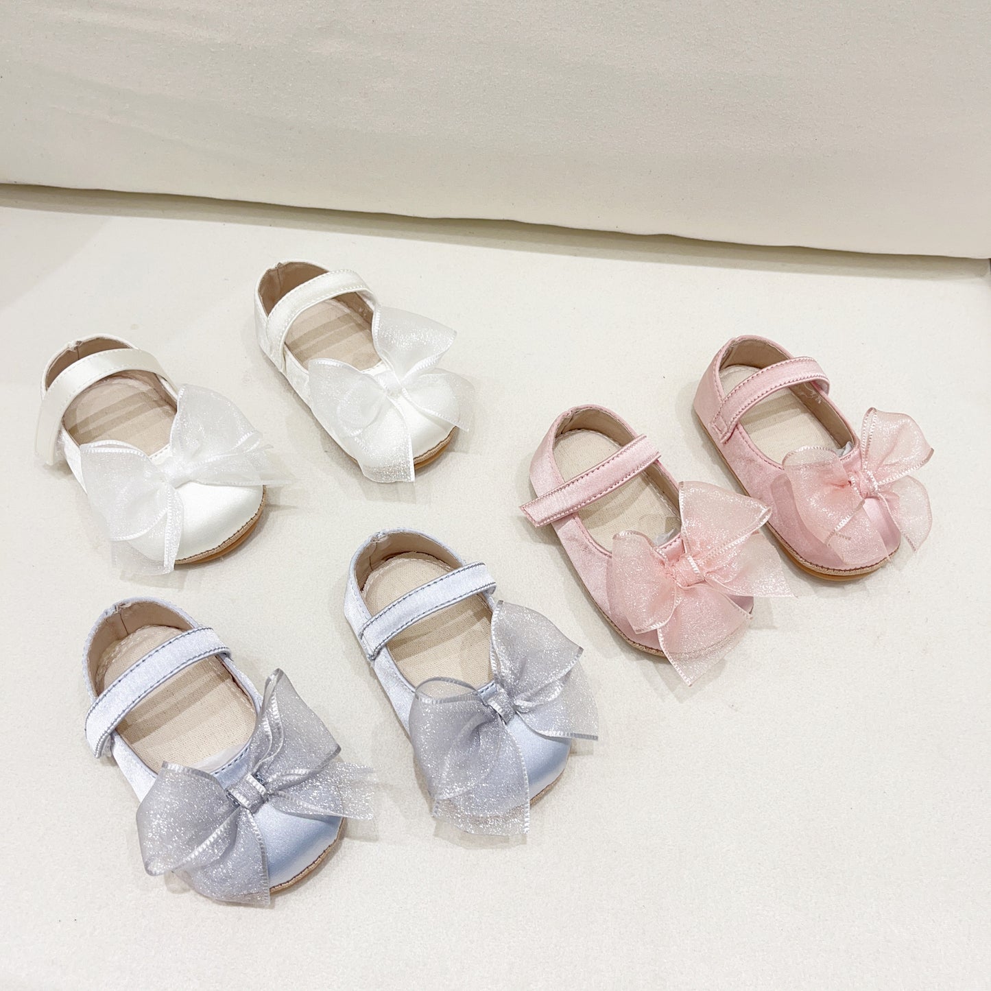 Zapatos de princesa para niña pequeña en otoño