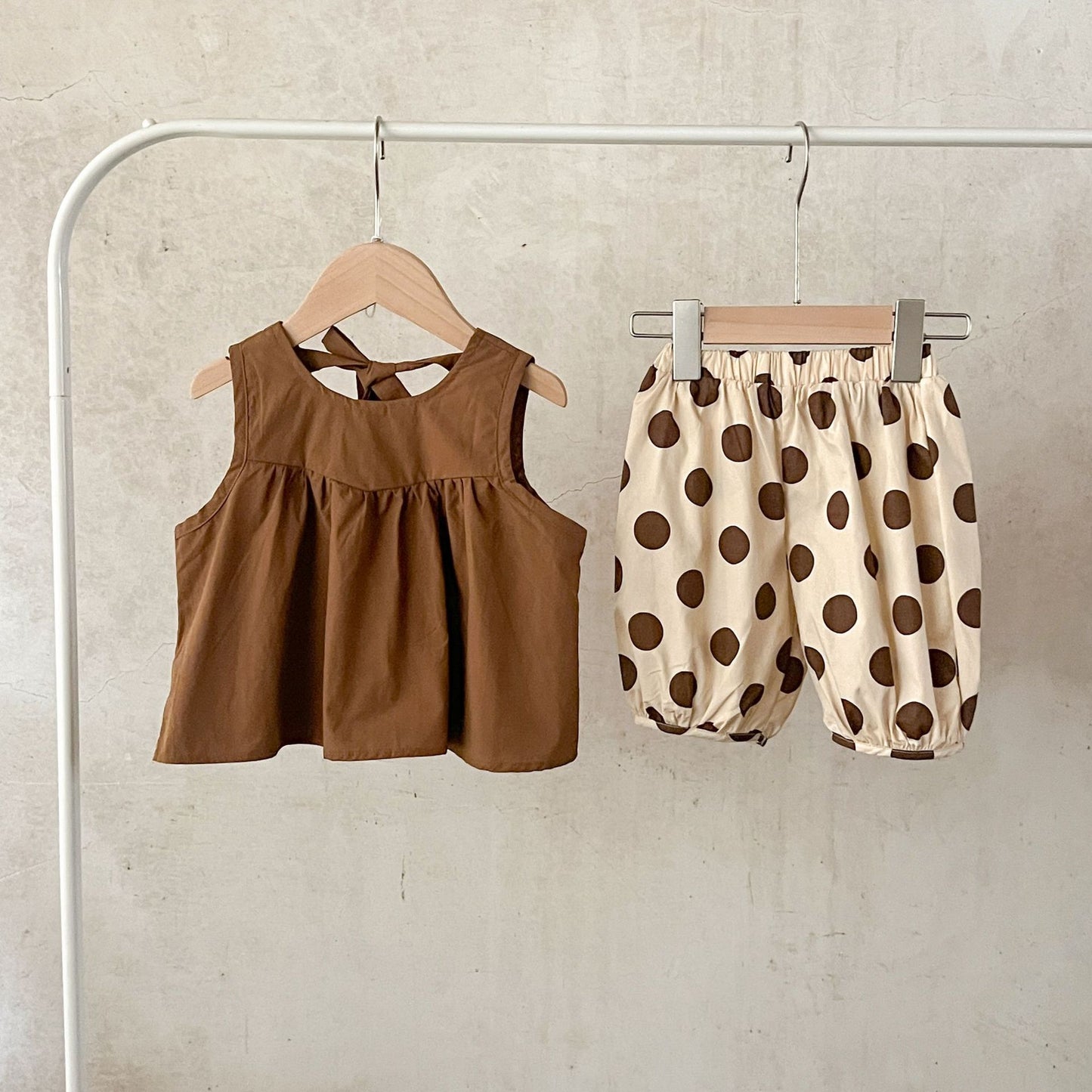 Summer New Arrival Baby Girls Sleeveless Crew Neck Solid Color Top And Polka Dot Shorts Clothing Set