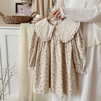 Vestido floral de manga larga con cuello y patrón bordado de corazón para niñas de otoño 