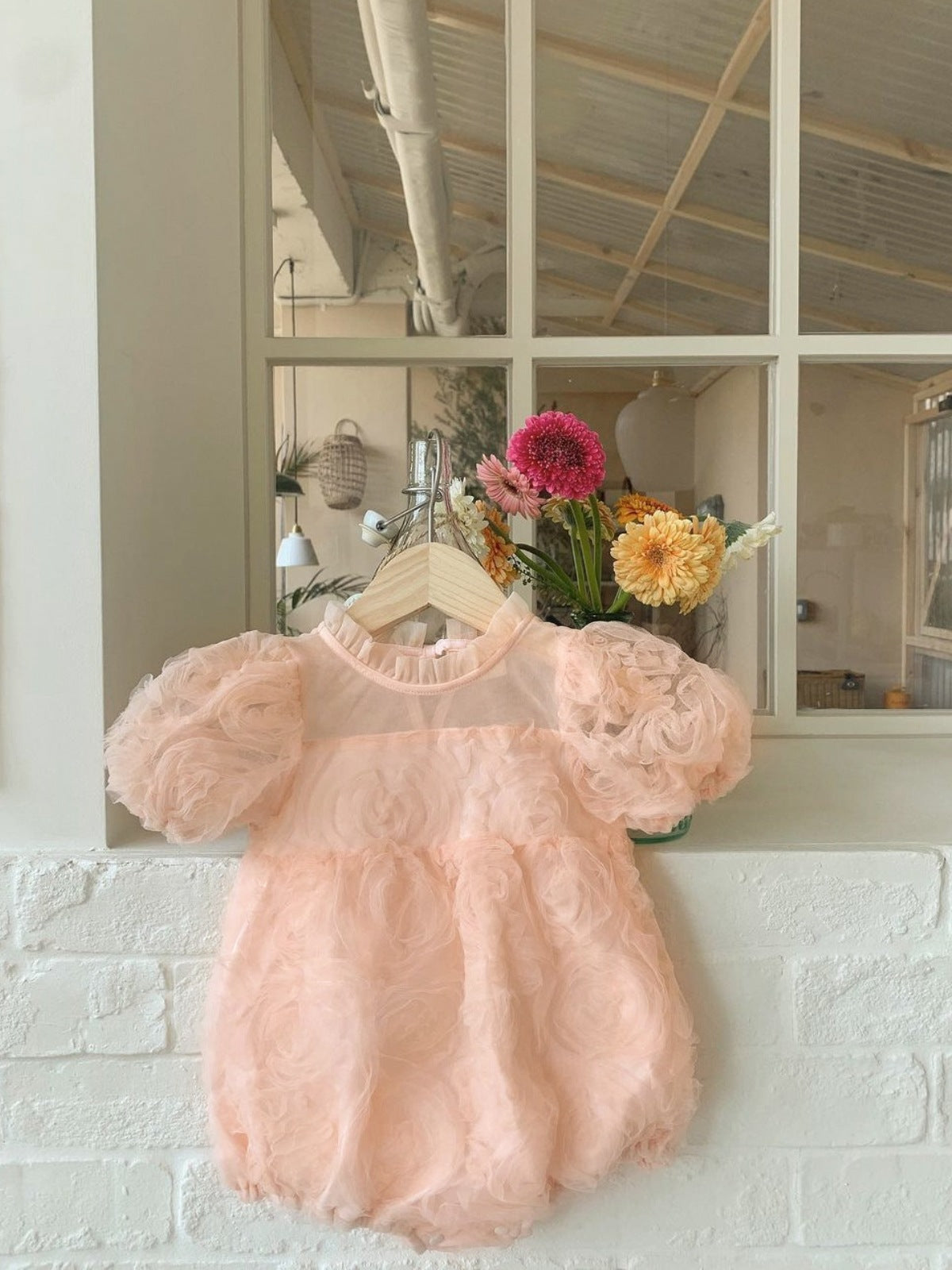 Vestido de princesa de malla fina con flores y cuello con volantes y mangas cortas para niñas pequeñas de verano muy vendido 