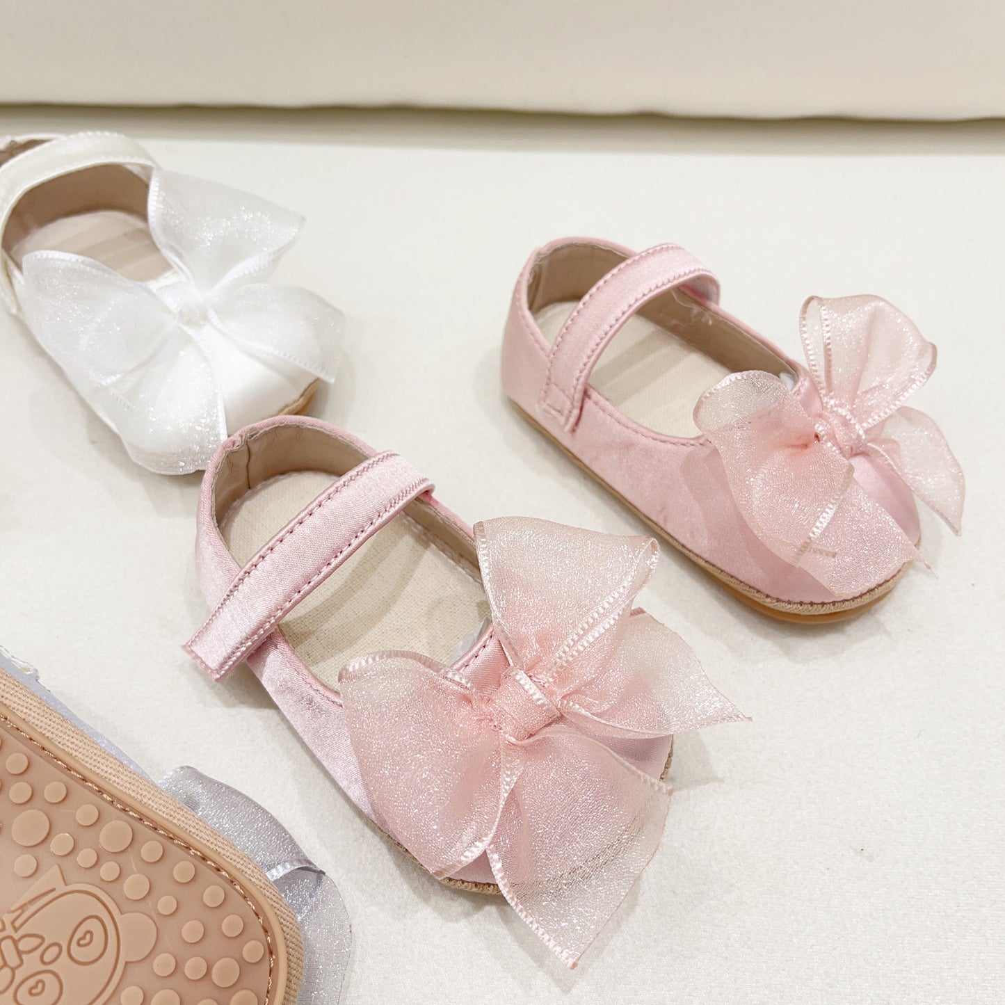 Zapatos de princesa para niña pequeña en otoño