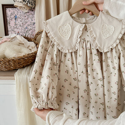 Vestido floral de manga larga con cuello y patrón bordado de corazón para niñas de otoño 