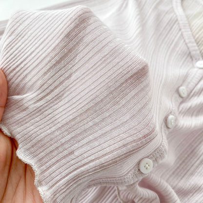 Recién llegado de verano, camisa transpirable de manga larga con cuello en V fino y un solo pecho con ribete de volantes para niñas y bebés 