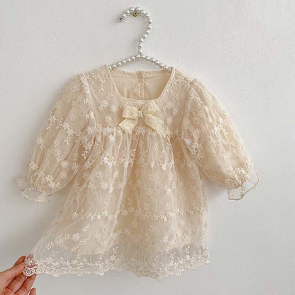 Vestido y mono con cuello cuadrado y diseño de parches de malla para niña