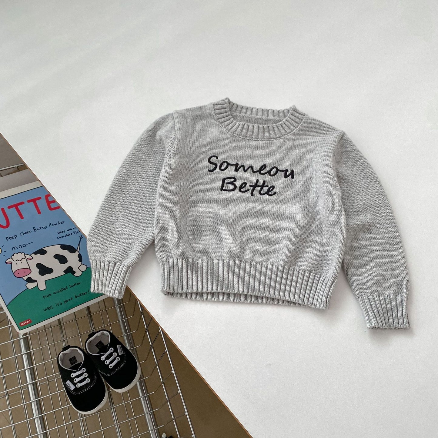 Conjunto de ropa de otoño para bebés y niños con patrón de bordado de letras, jersey de punto con cuello redondo y pantalones vaqueros 