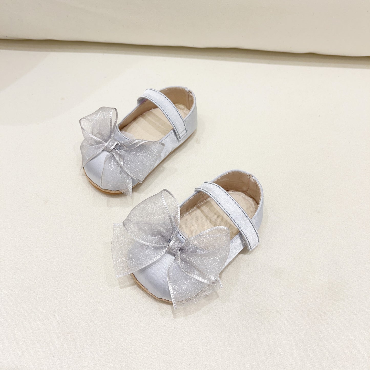 Zapatos de princesa para niña pequeña en otoño