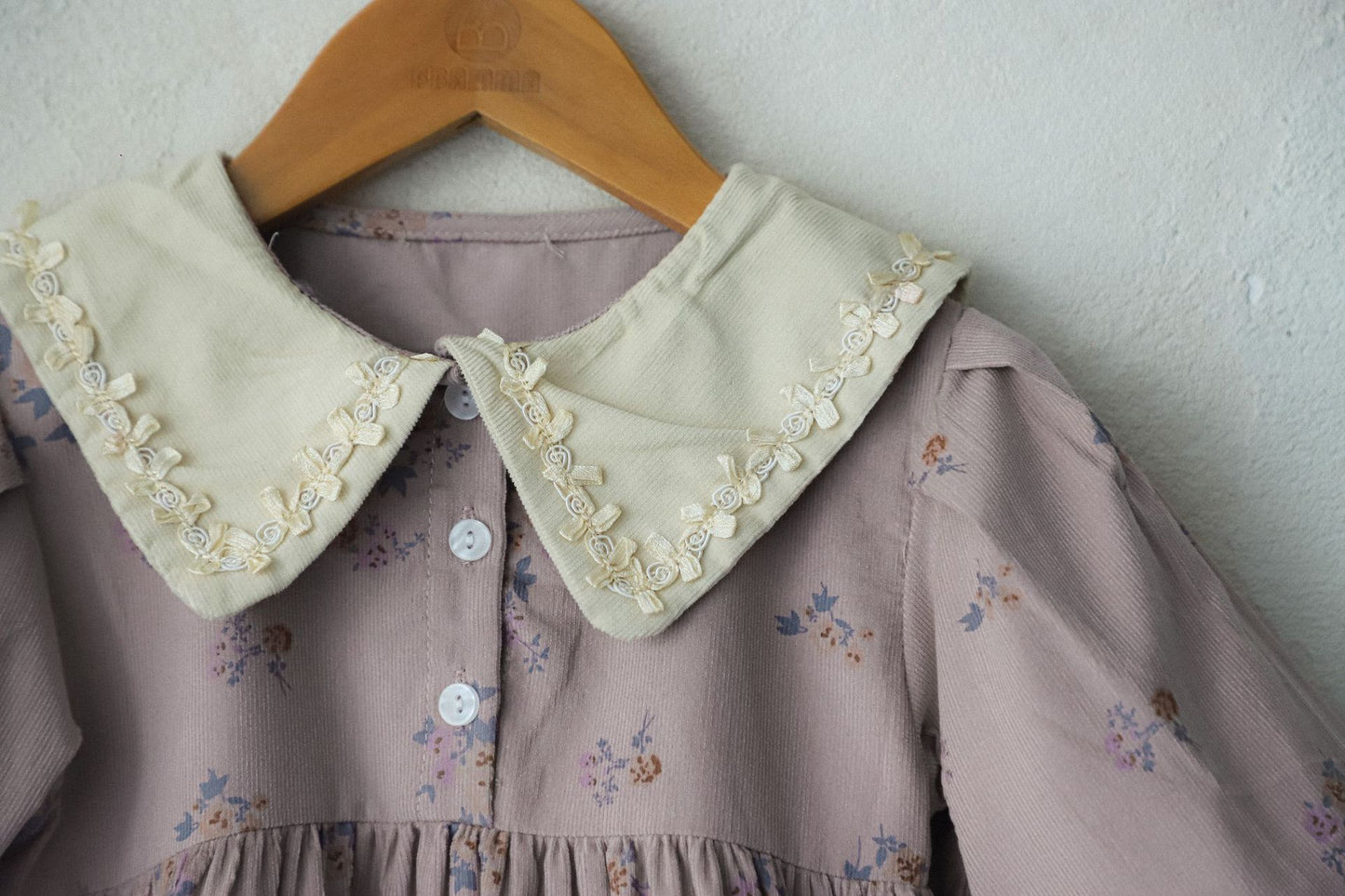 Vestido vintage de primavera suave con estampado floral y cuello vuelto para niñas