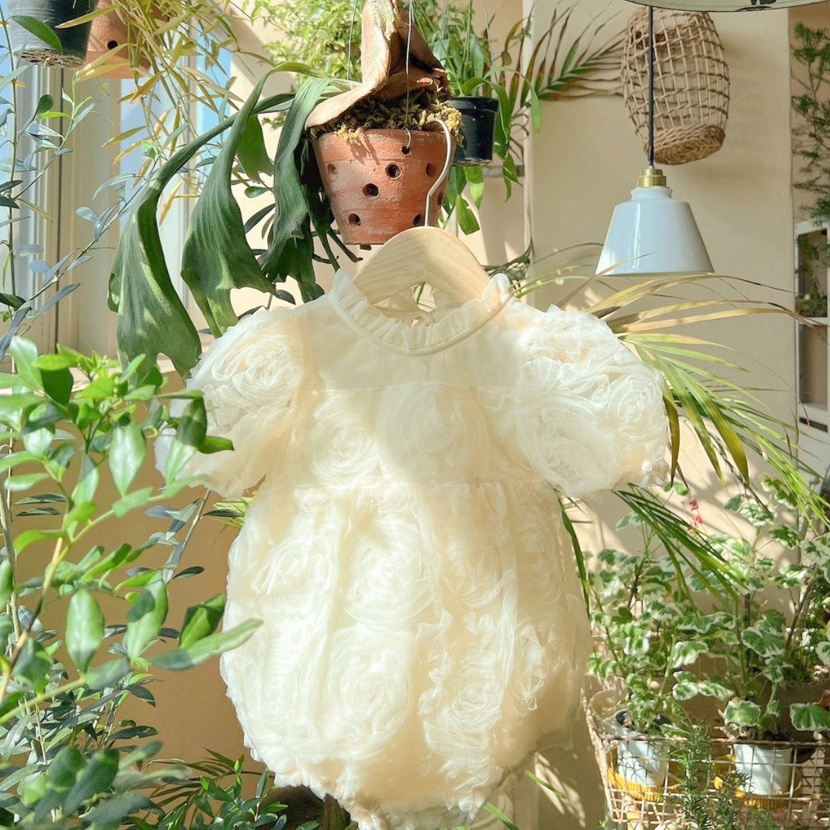 Vestido de princesa de malla fina con flores y cuello con volantes y mangas cortas para niñas pequeñas de verano muy vendido 