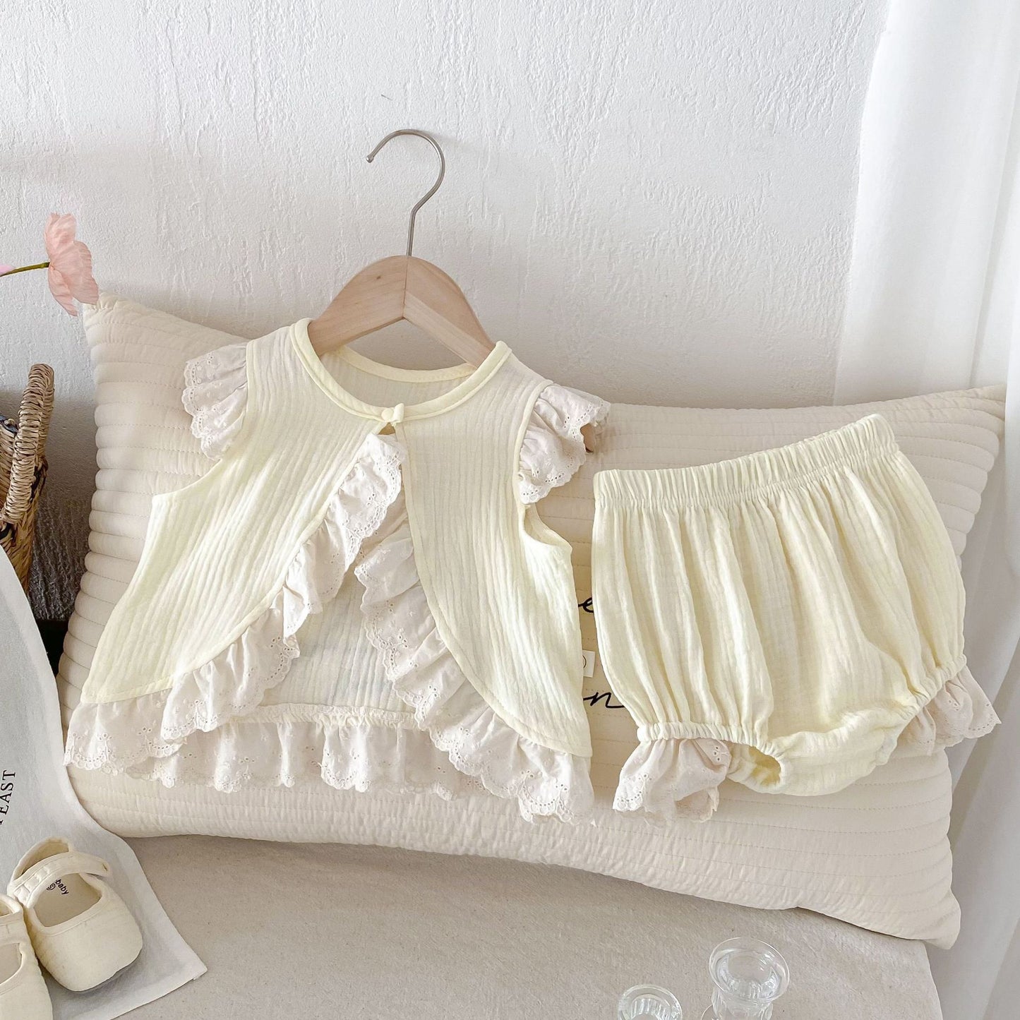 Summer Hot Selling Baby Girls Fly Sleeves Hollow Out Lace Trim Open-Front Top Vest And Bloomers Clothing Set