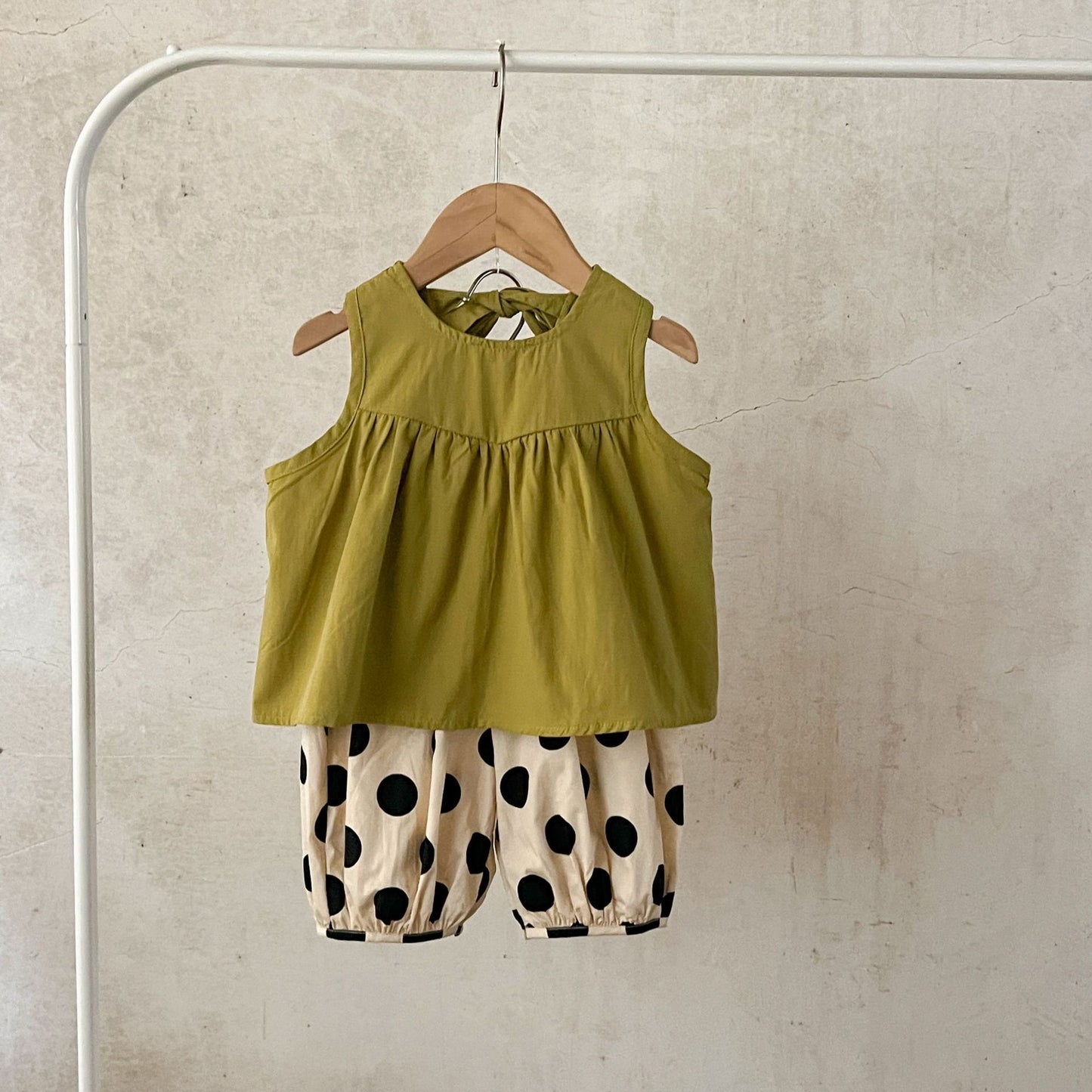 Summer New Arrival Baby Girls Sleeveless Crew Neck Solid Color Top And Polka Dot Shorts Clothing Set