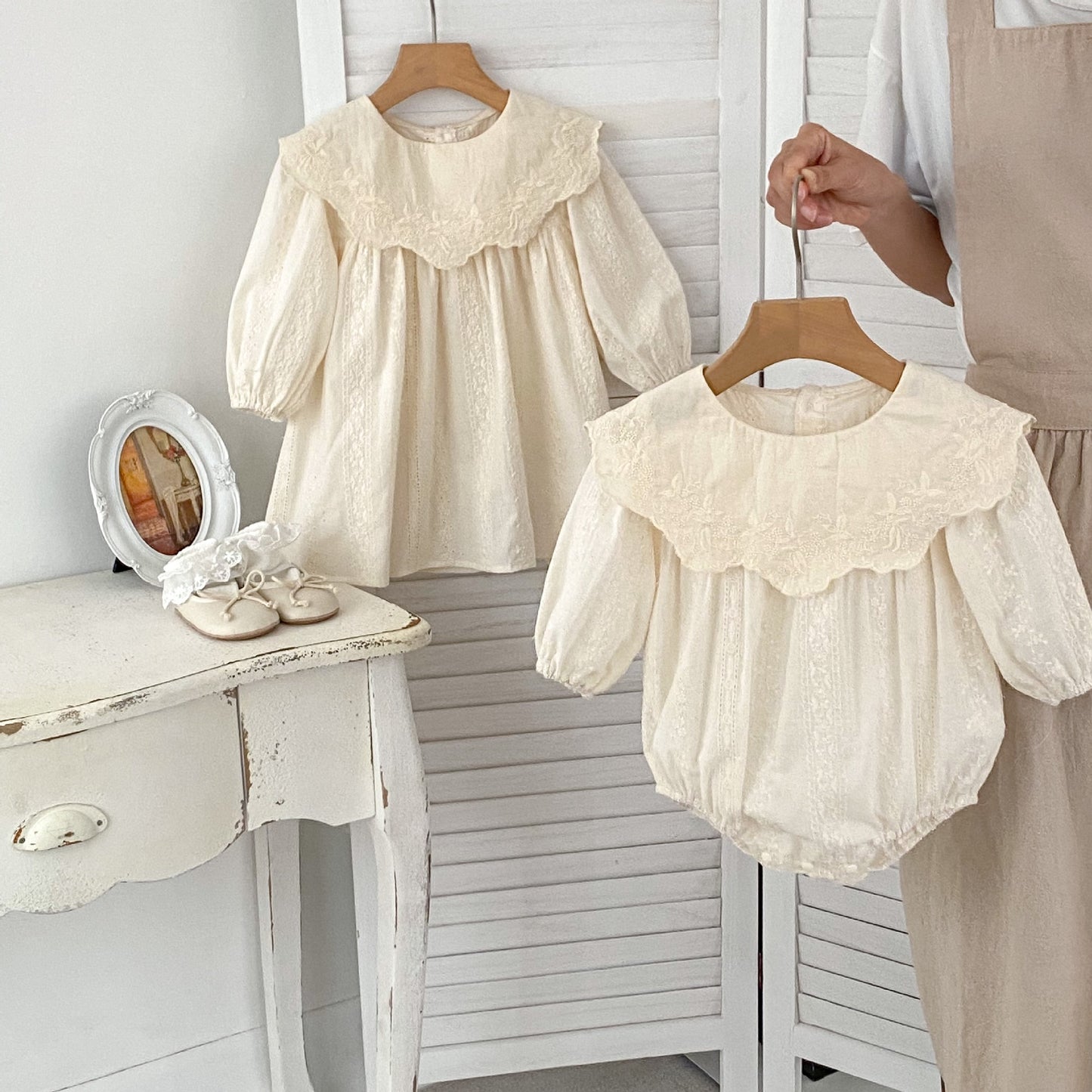 Mono y vestido de manga larga con bordado floral en color beige para niñas de primavera: conjunto a juego para hermanas princesas