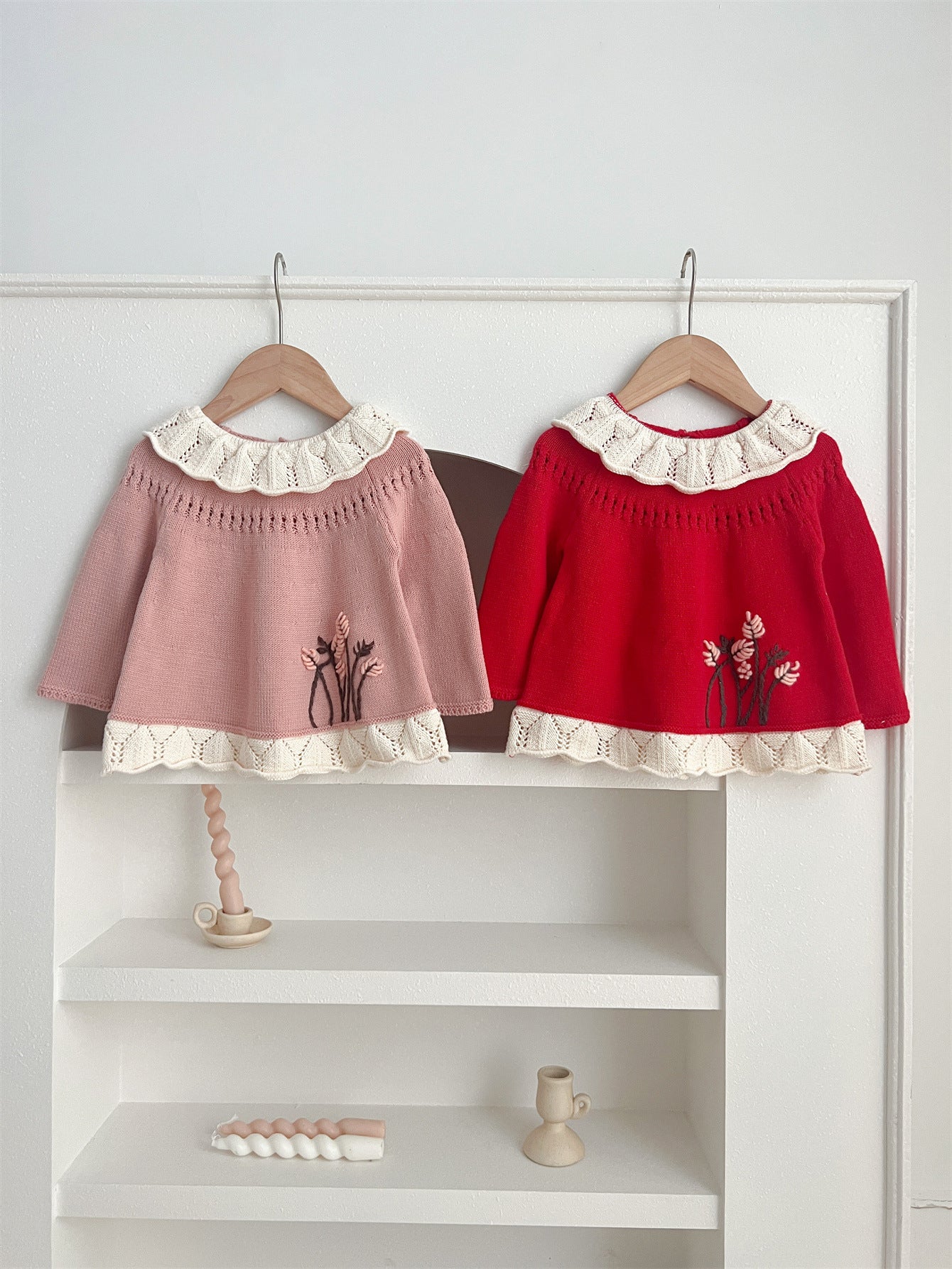 Recién llegado de otoño, blusa de punto de manga larga con diseño calado cómodo para niñas y bebés con patrón de bordado de flores y cuello 