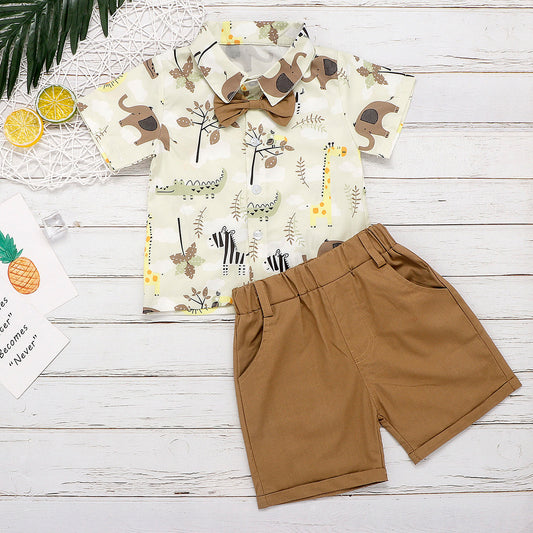 Conjunto de ropa de verano para bebés y niños con estampado de animales de dibujos animados en color beige, camisa de manga corta con cuello vuelto y pantalones cortos de color liso en inglés 