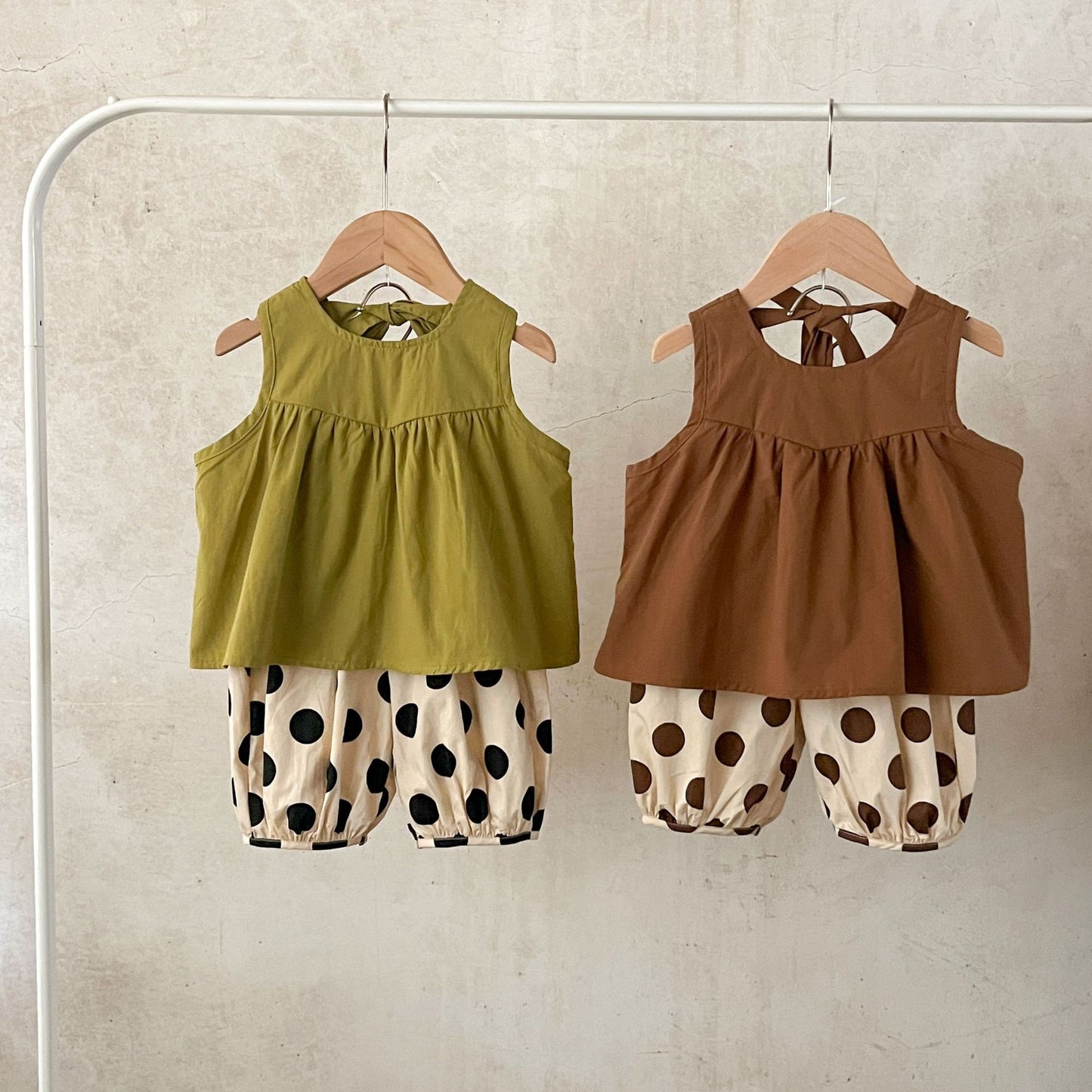 Summer New Arrival Baby Girls Sleeveless Crew Neck Solid Color Top And Polka Dot Shorts Clothing Set