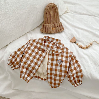 Abrigo de diseño con parches de oso con patrón de tablero de ajedrez para bebé 