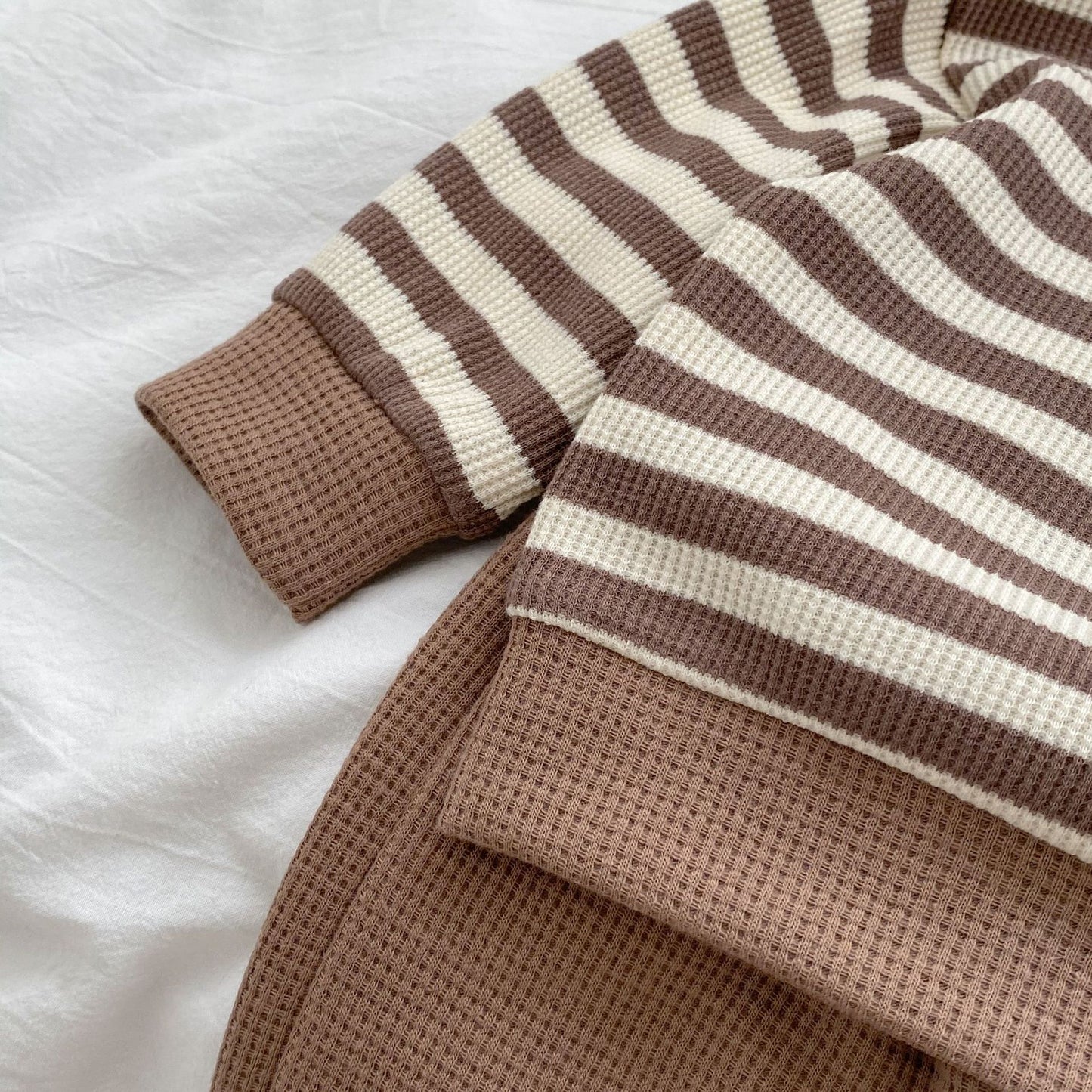 Conjuntos de pantalones combinados con capucha de tela de gofres con patrón de rayas para bebés 