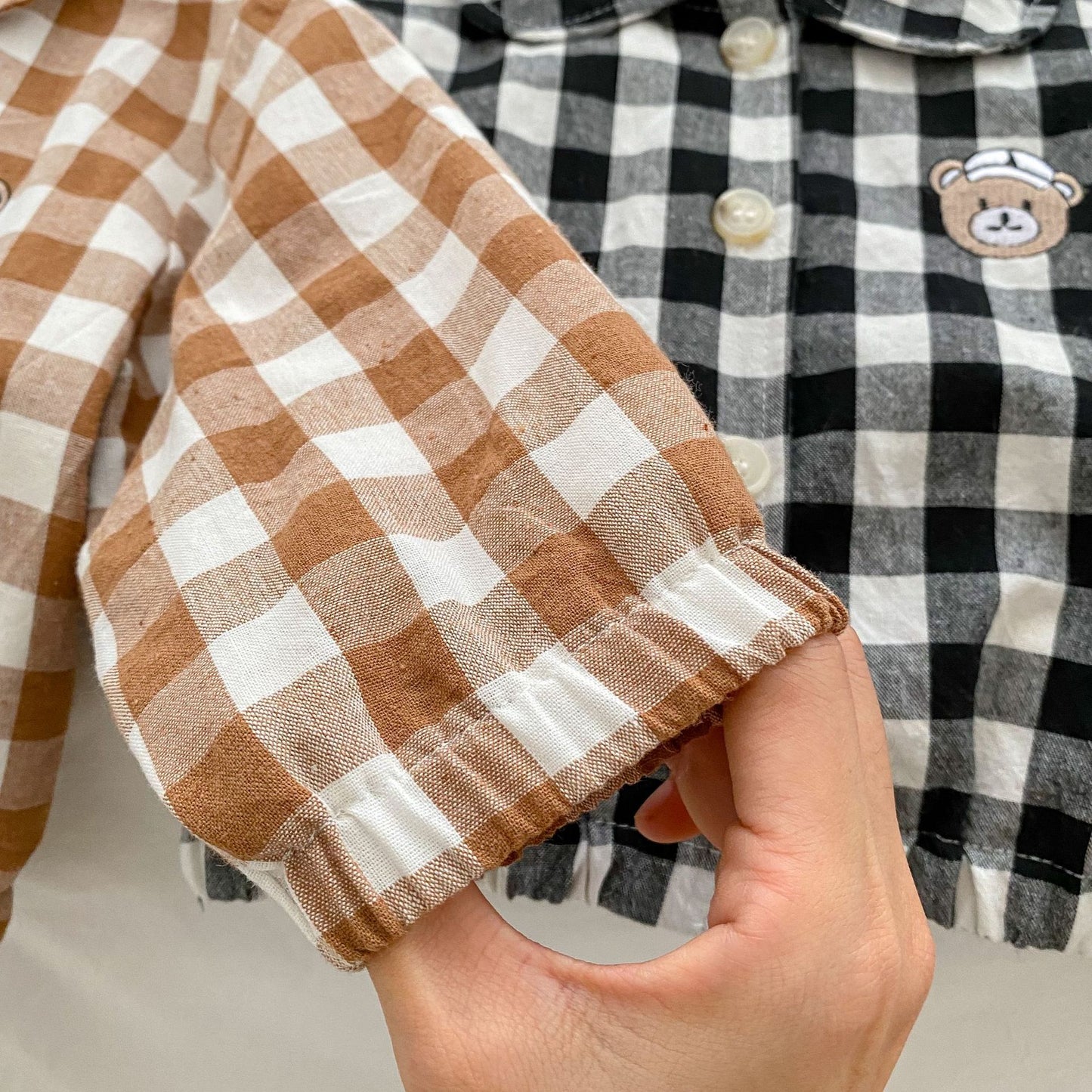 Abrigo de diseño con parches de oso con patrón de tablero de ajedrez para bebé 
